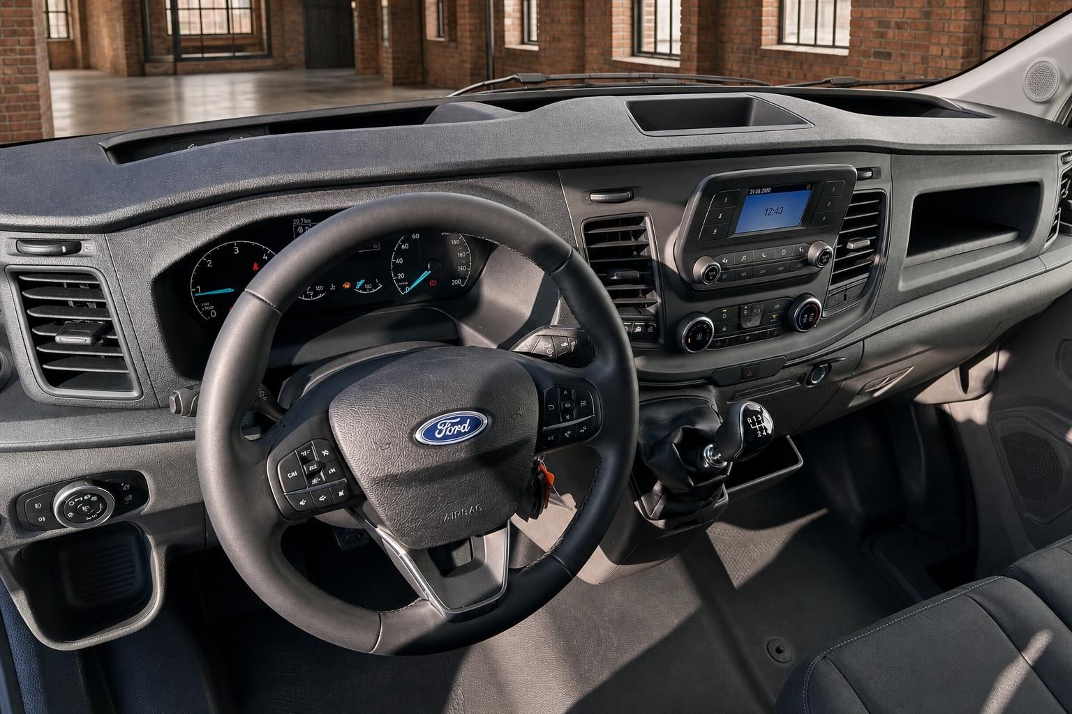 Ford Transit Armaturenbrett mit Tacho, Radio und Lenkrad mit Multifunktionstasten