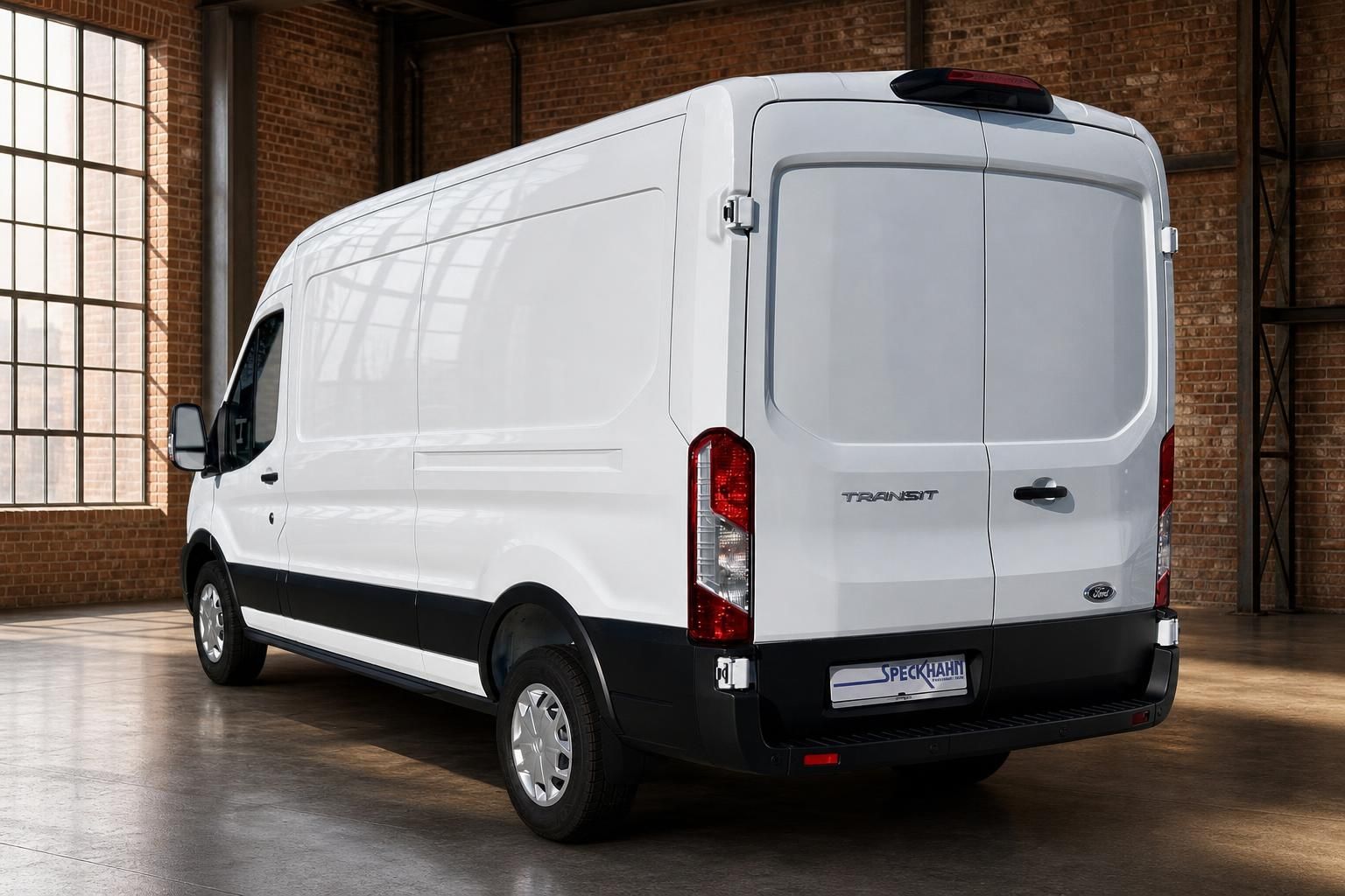 Ford Transit Kastenwagen weiß schräge Heckansicht in Industriehalle – Transporter kaufen