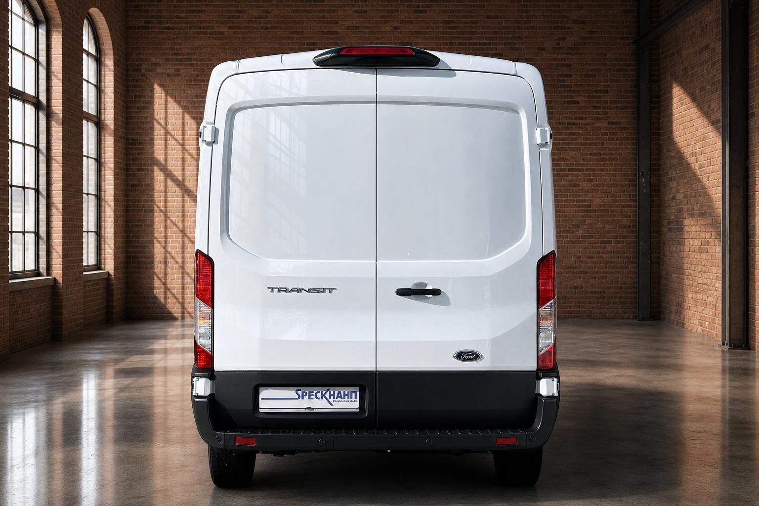 Ford Transit Kastenwagen weiß Heckansicht in Industriehalle – Transporter Nutzfahrzeug