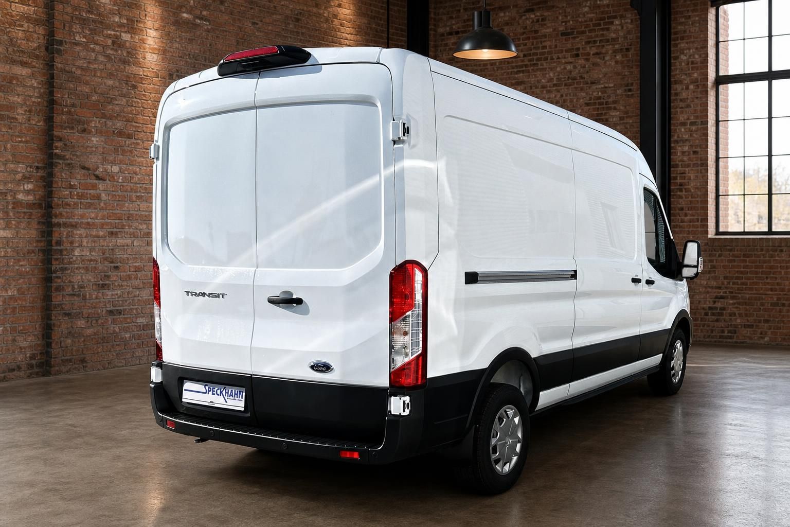 Ford Transit Kastenwagen weiß dreiviertel Heckansicht in Industriehalle – Nutzfahrzeug