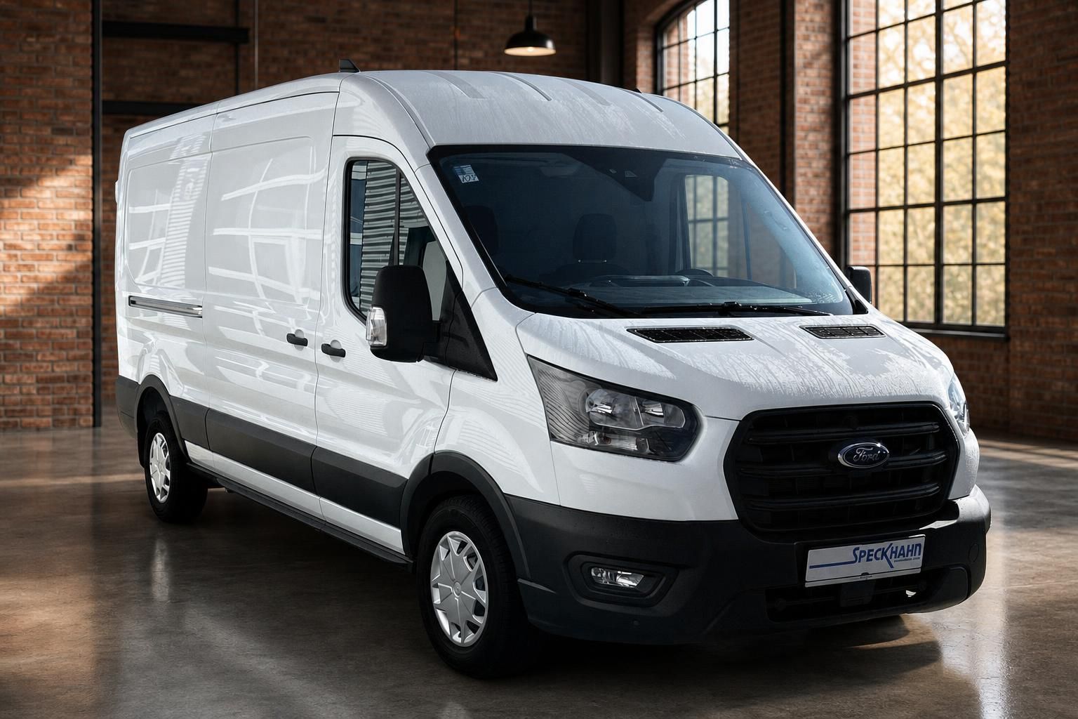Ford Transit Kastenwagen weiß dreiviertel Frontansicht in Industriehalle – Nutzfahrzeug