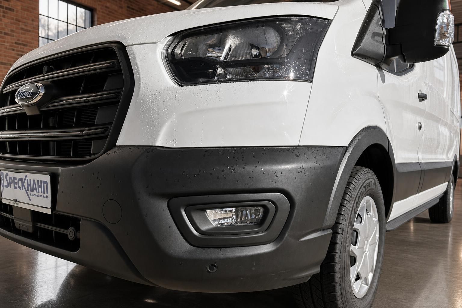 Ford Transit Kastenwagen weiß – Detailaufnahme Front mit Scheinwerfer, Kühlergrill und Kennzeichenhalter