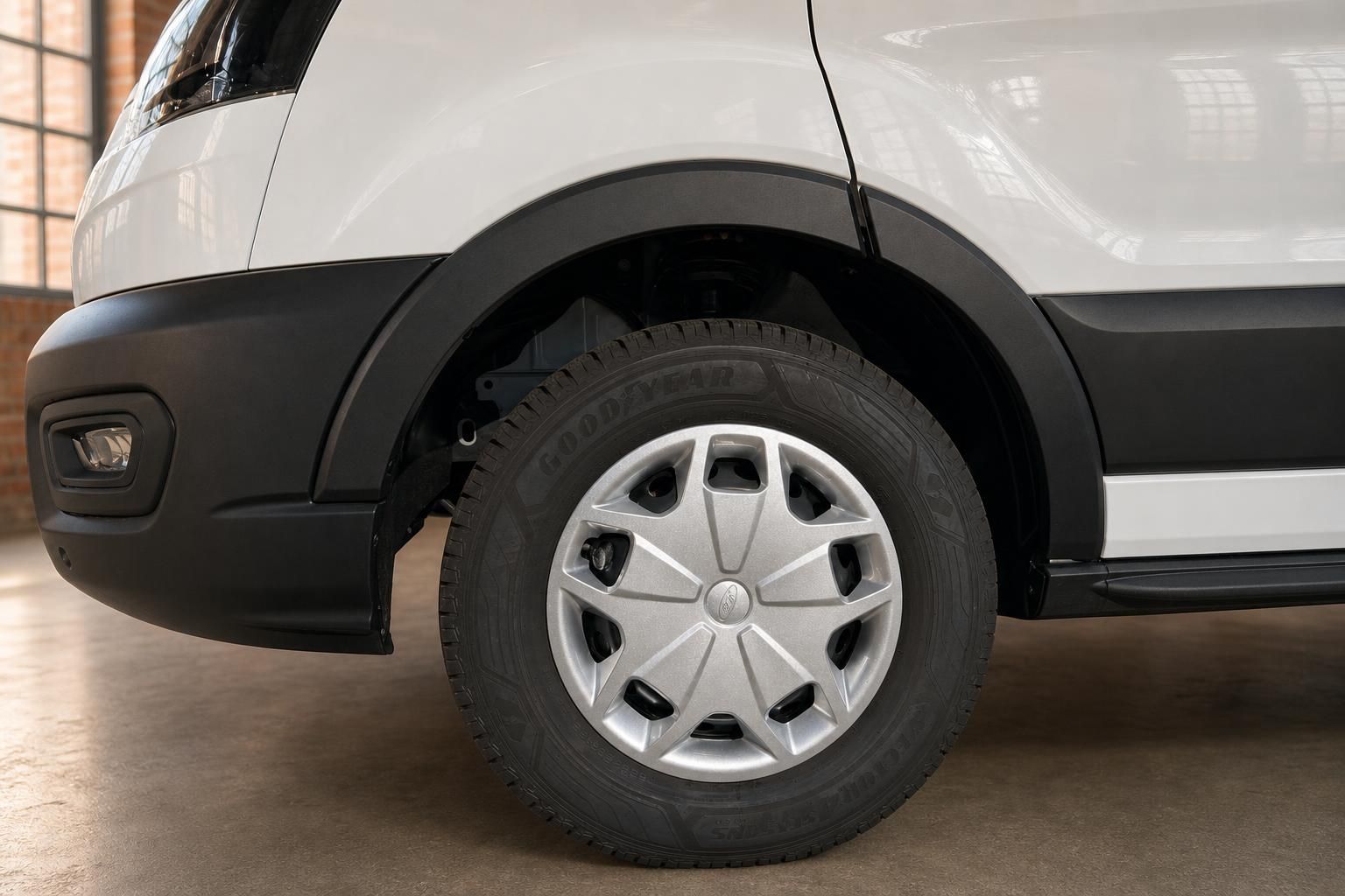 Ford Transit Kastenwagen weiß – Detailaufnahme Vorderrad mit Goodyear-Reifen und Radkappe