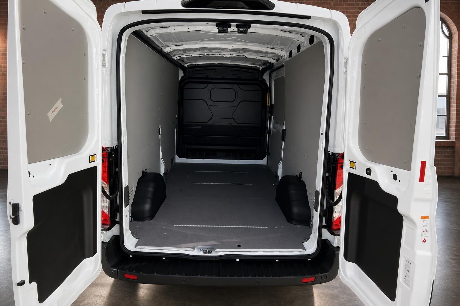 Ford Transit Kastenwagen weiß – geöffneter leerer Laderaum mit Hecktüren von innen