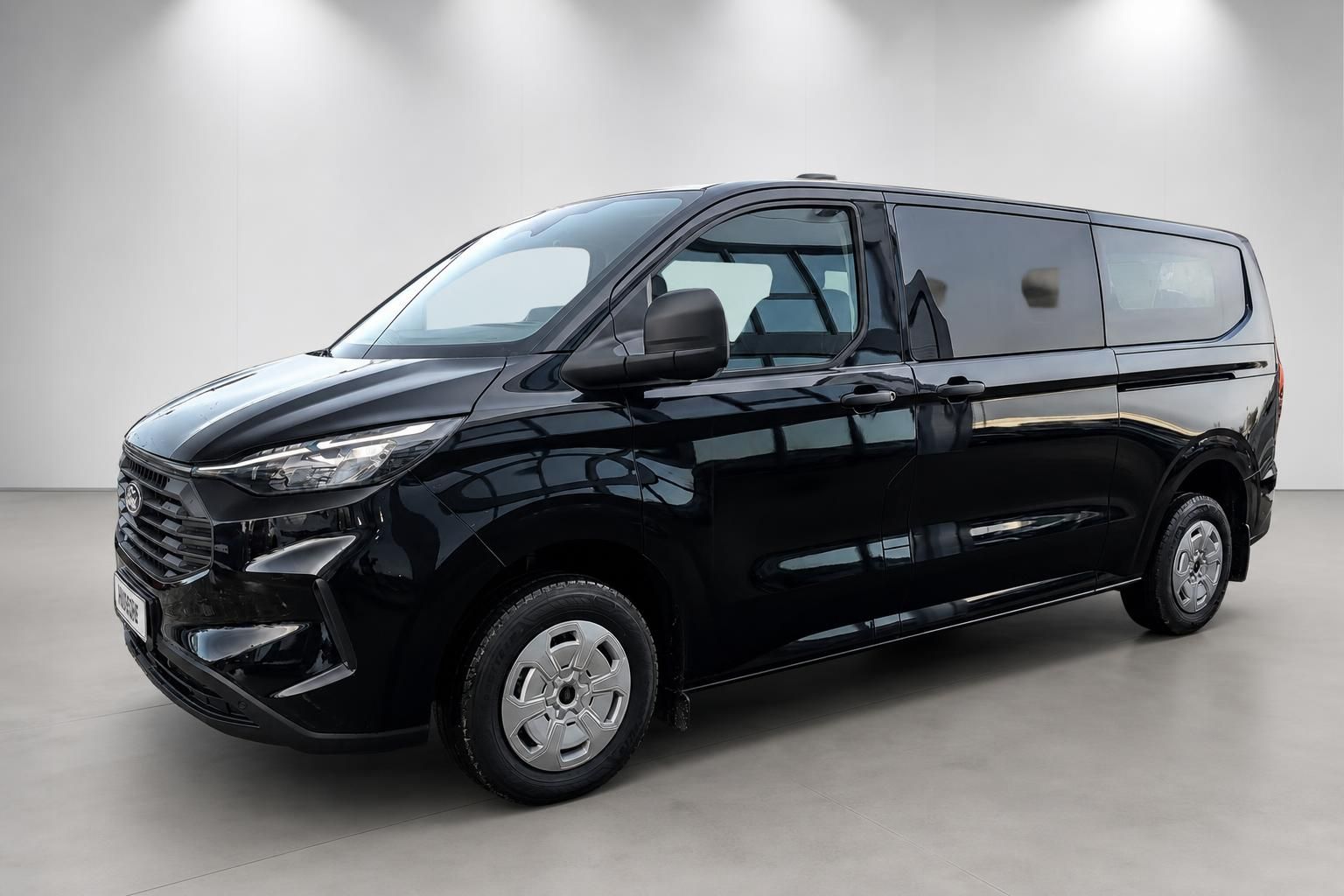 Ford Transit Custom schwarz Seitenansicht im Autohaus