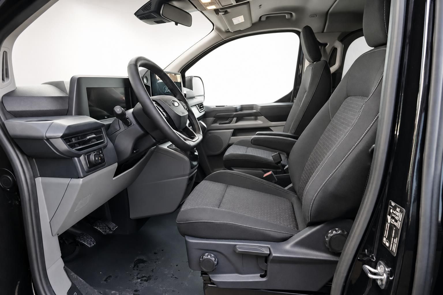 Ford Transit Van Innenraum mit schwarzen Ledersitzen und Cockpit