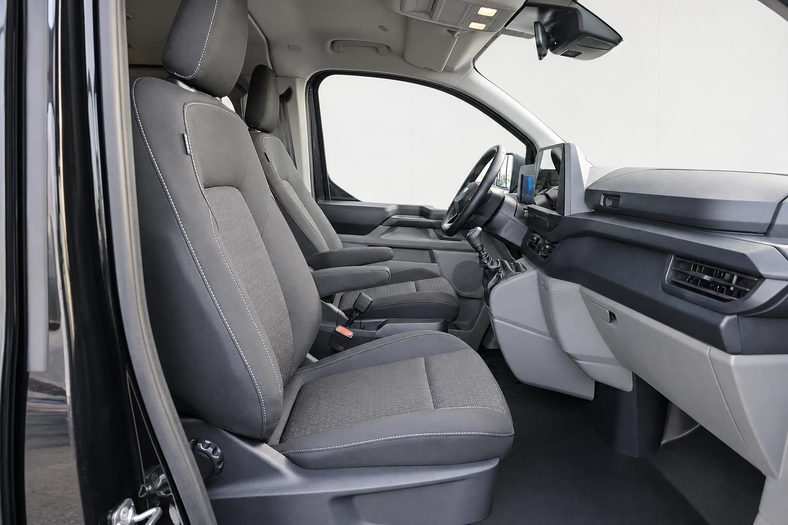 Ford Transit Innenraum Vordersitze und Armaturenbrett Detailansicht