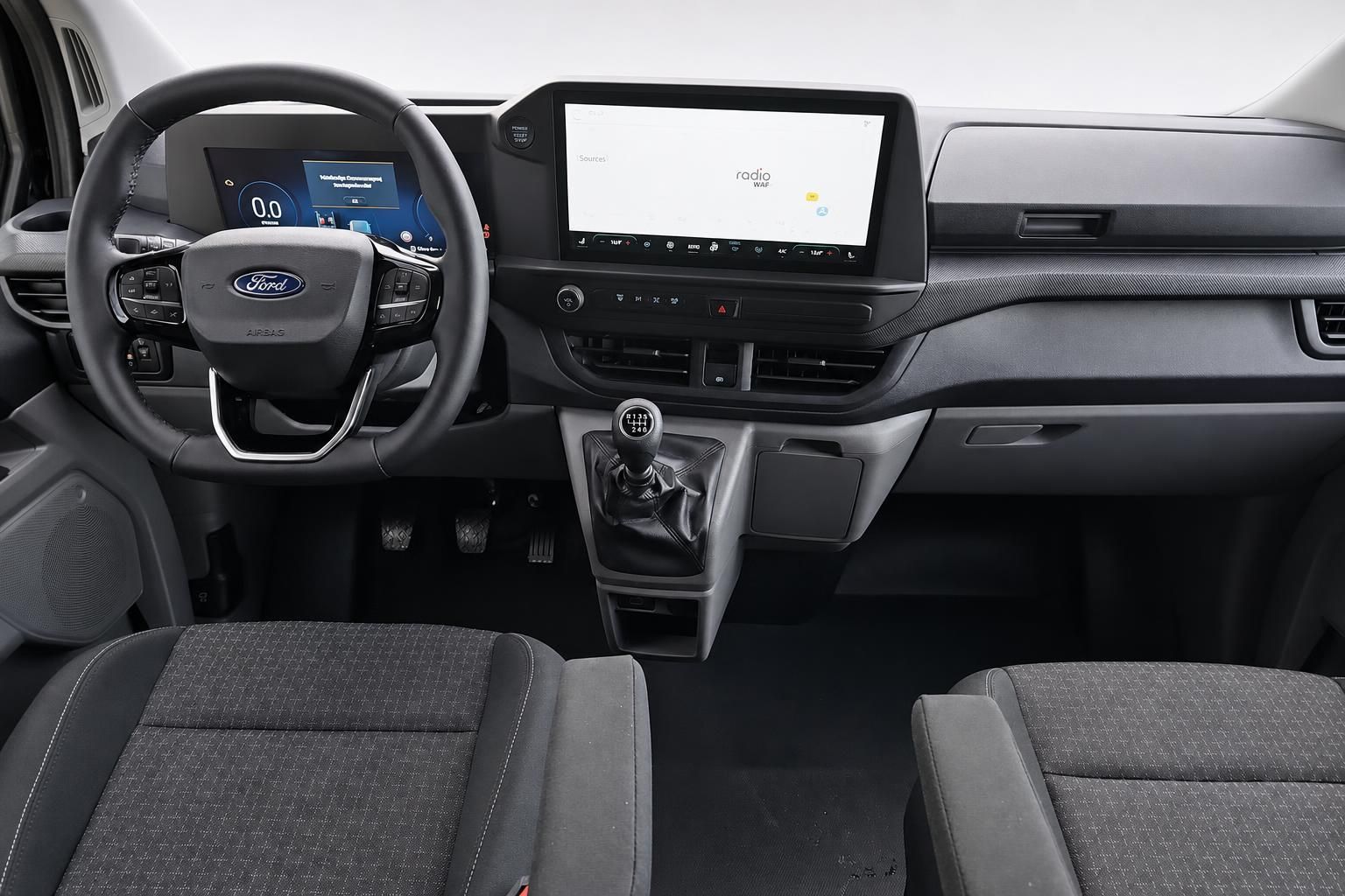 Ford Transit Cockpit mit Lenkrad, Schaltung und Touchscreen