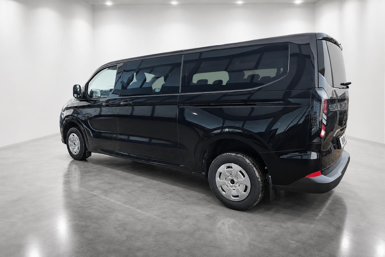 Ford Transit Custom schwarz, Van Heckansicht schraeg im Studio