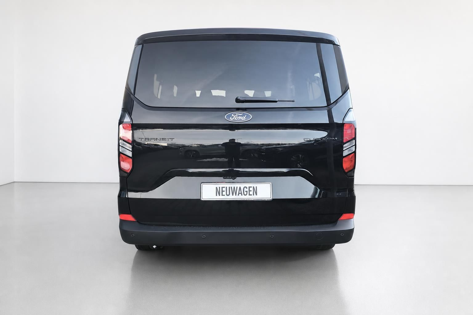Ford Transit Custom schwarz Heckansicht Studio