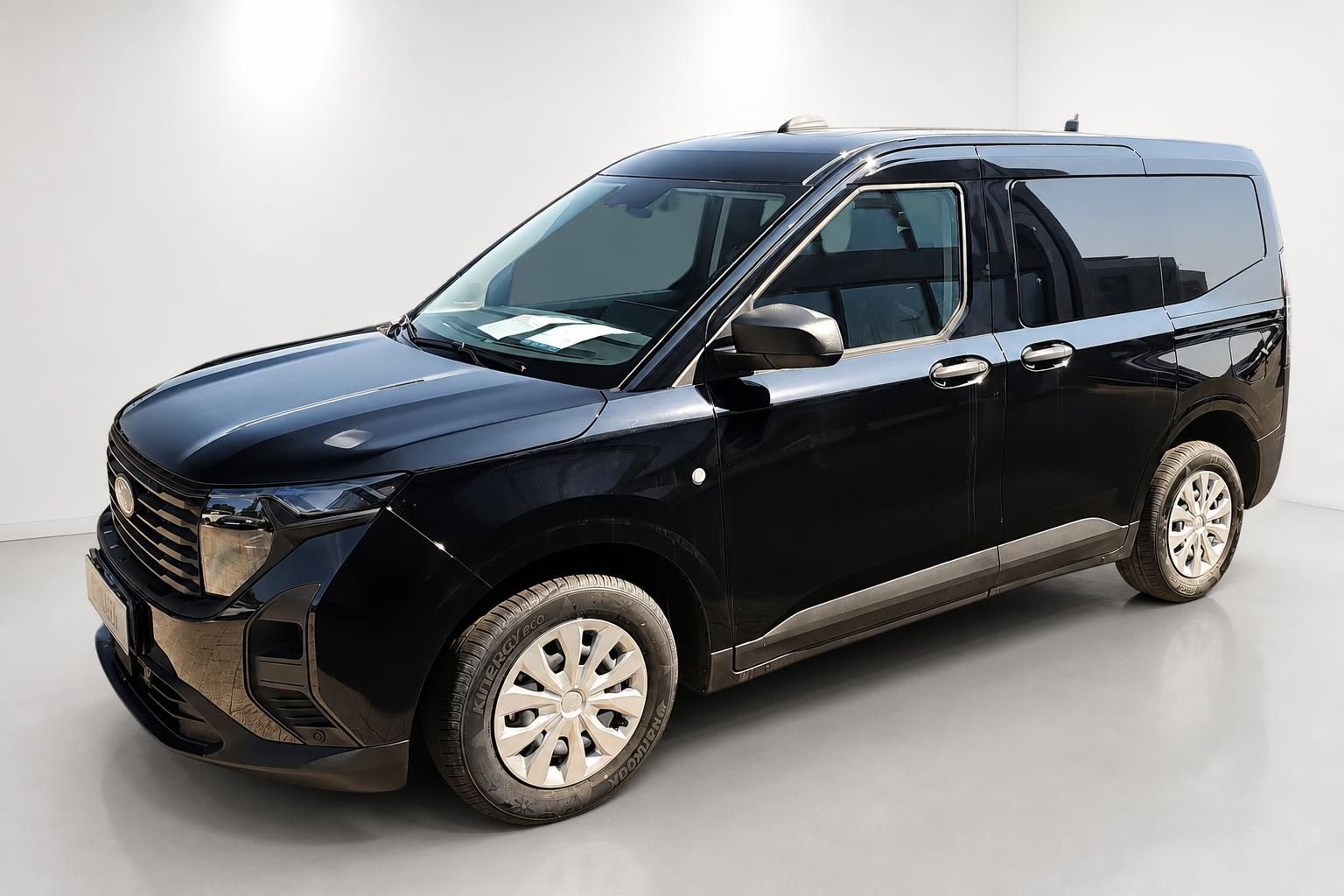 Ford Tourneo Connect schwarz, Frontansicht seitlich im Fotostudio