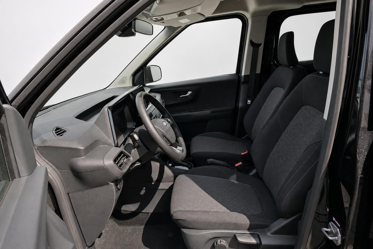 Innenraum Ford Tourneo Connect mit Blick auf Fahrersitz und Cockpit