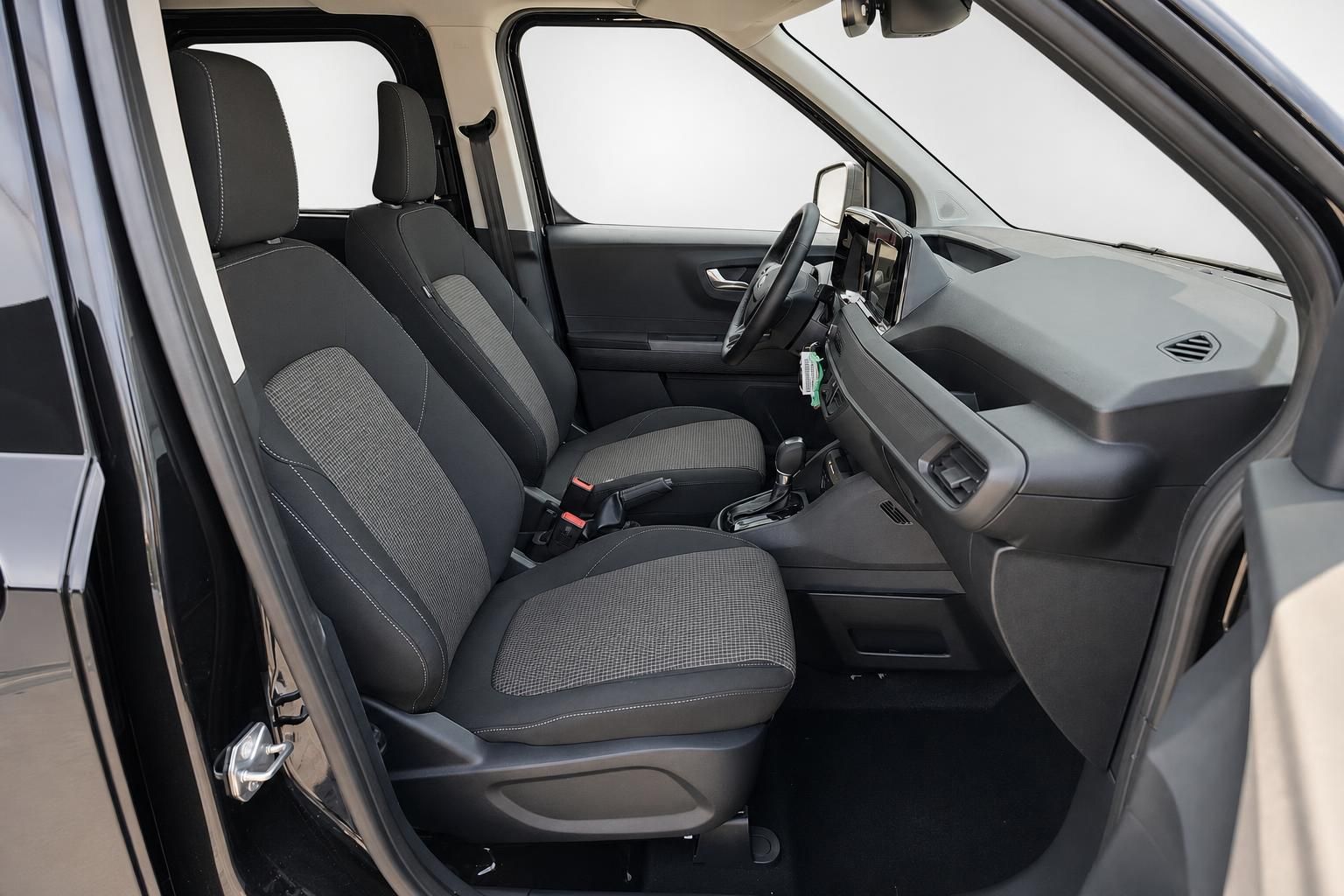 Ford Tourneo Connect Innenraum, Vordersitze und Armaturenbrett