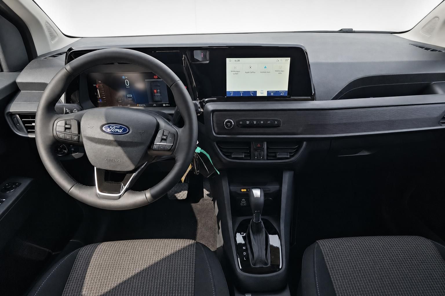 Ford Cockpit mit Lenkrad, Touchscreen und Automatikschaltung im Detail