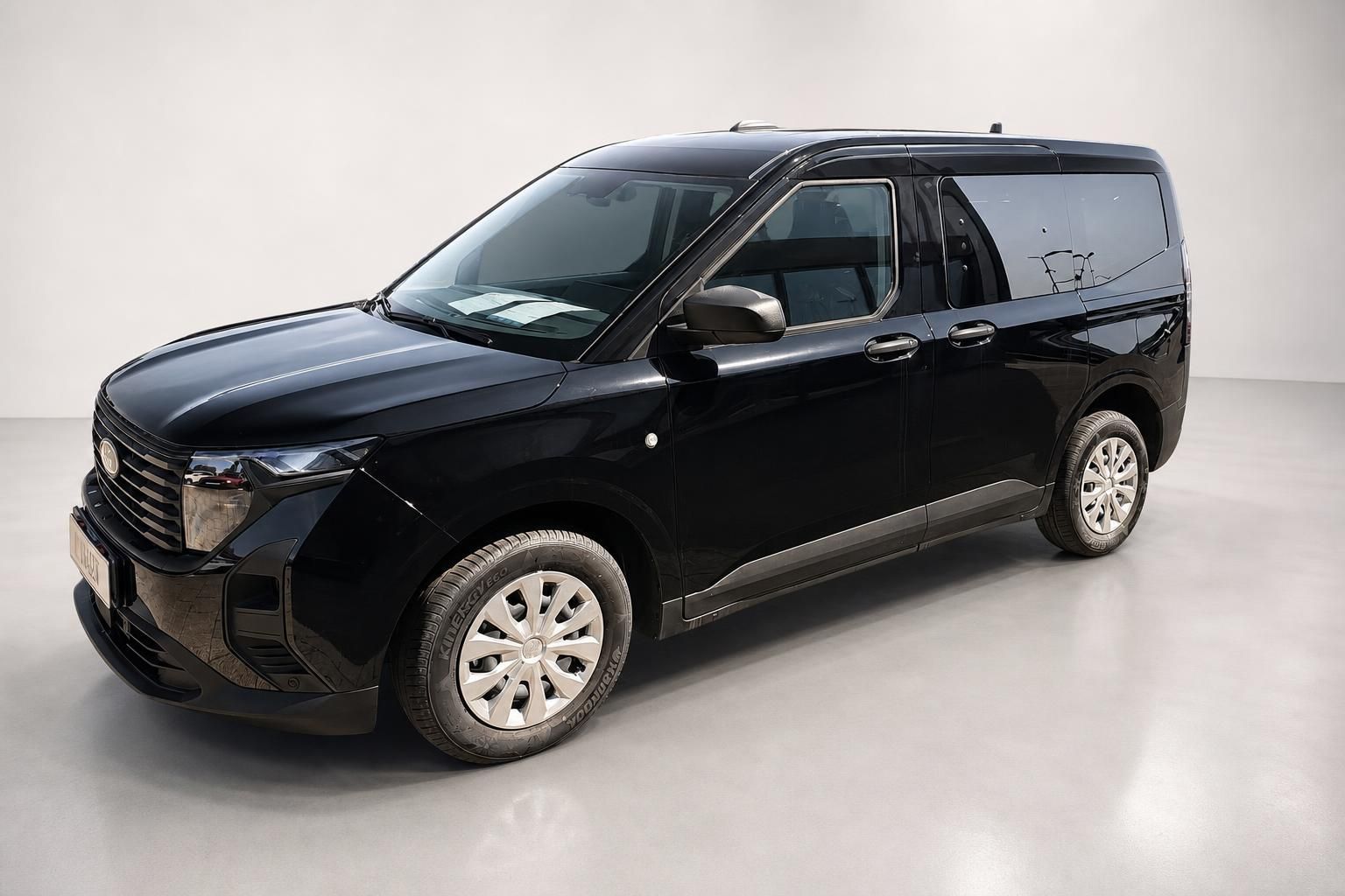 Ford Tourneo Courier schwarz Frontansicht schraeg Neuwagen