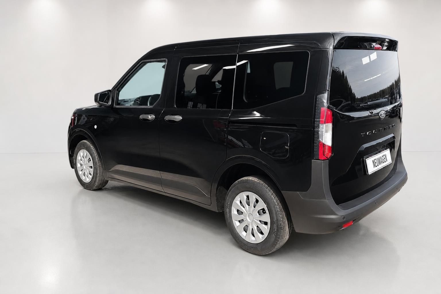Ford Tourneo Courier schwarz Heckansicht schraeg Neuwagen