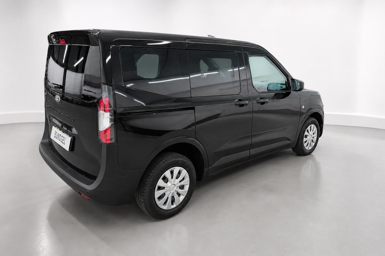 Ford Tourneo schwarz Heckansicht schraeg Van Studio