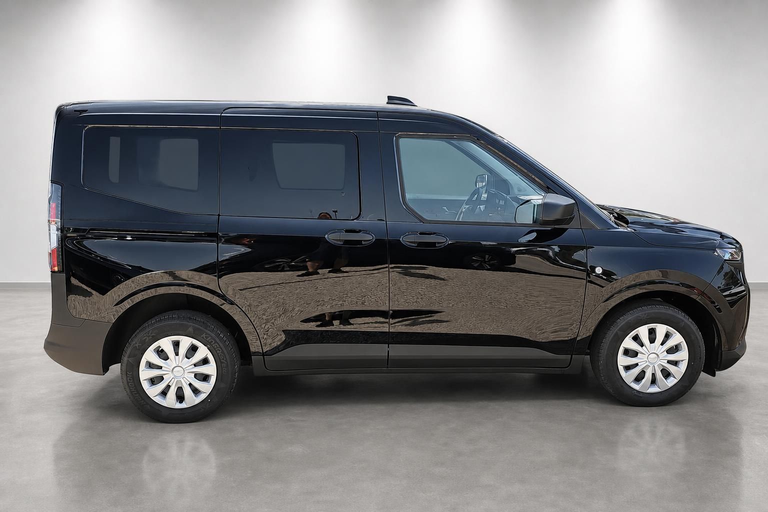 Ford Tourneo schwarz Seitenansicht Van im Studio