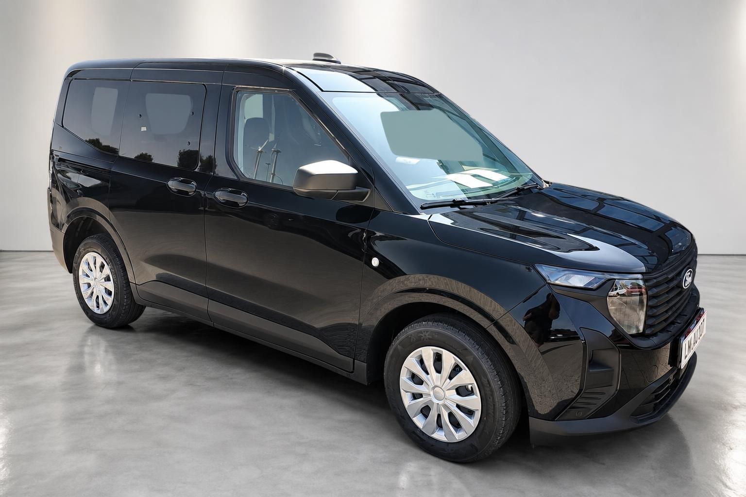 Ford Tourneo schwarz Frontansicht schraeg Van Studio