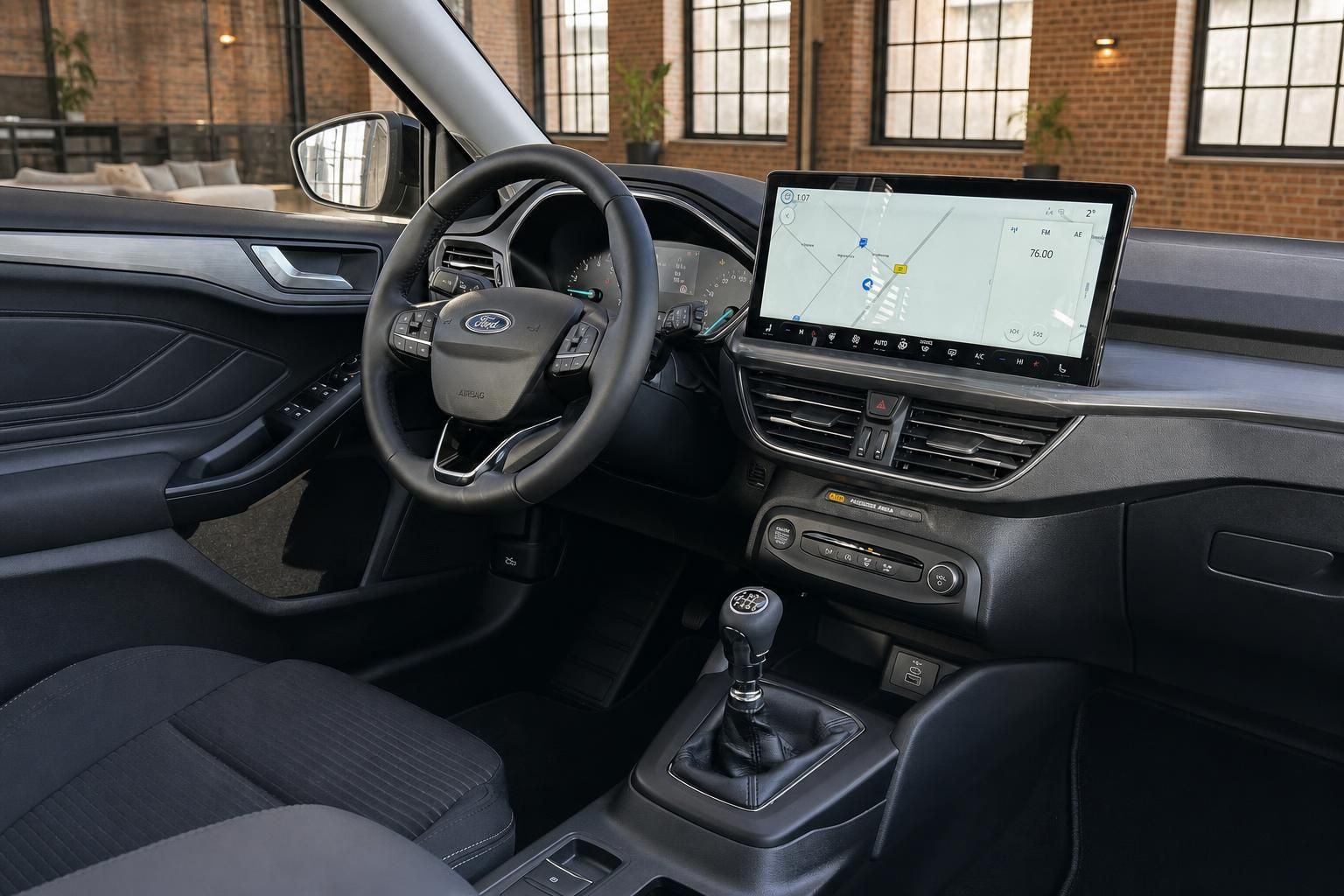 Ford Cockpit mit Touchscreen Navigation und Schaltknauf im Detail