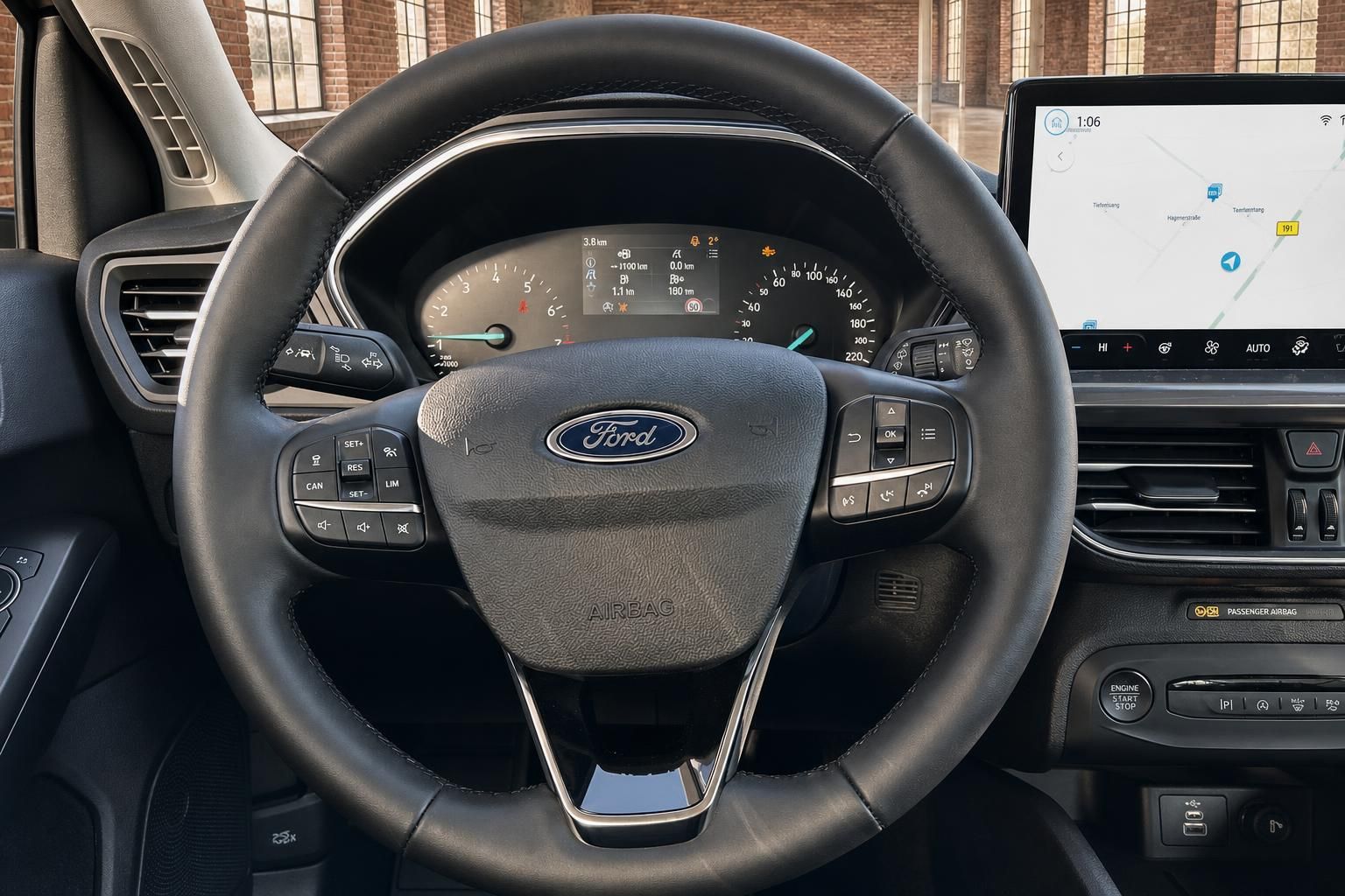 Ford Lenkrad Nahaufnahme mit Bedienelementen und Navigationsdisplay