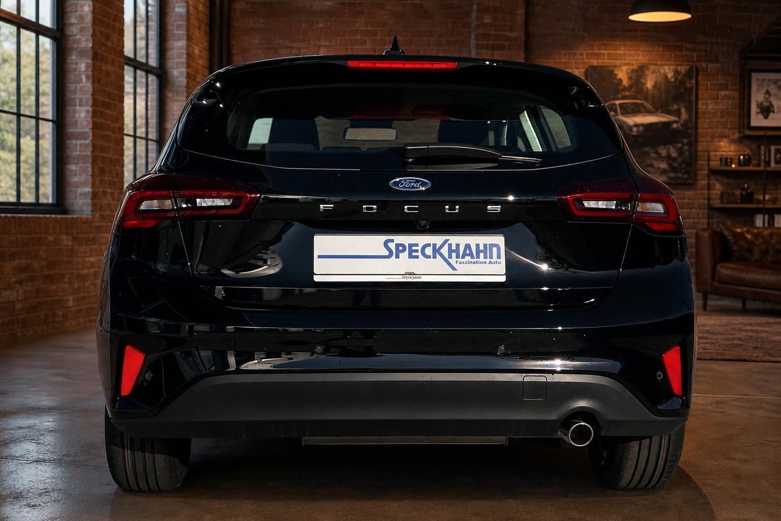 Ford Focus schwarz Heckansicht mit Rückleuchten in Loft-Ausstellungsraum