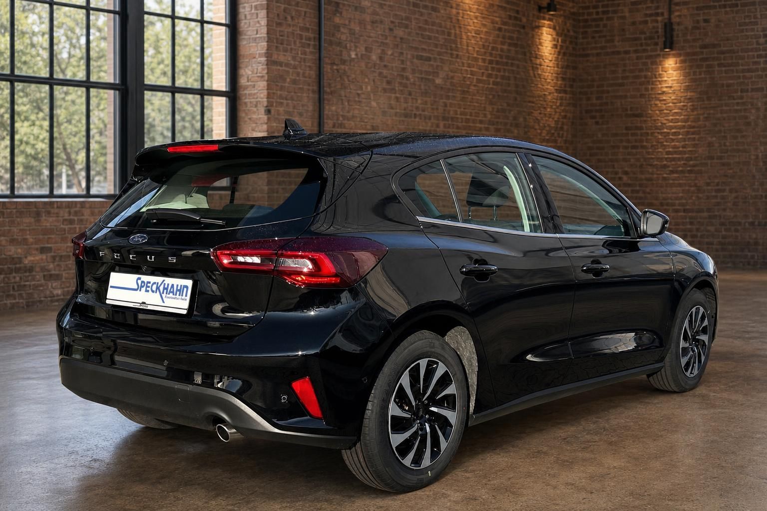 Ford Focus schwarz Heckansicht schräg in Industrie-Ambiente mit Fenstern