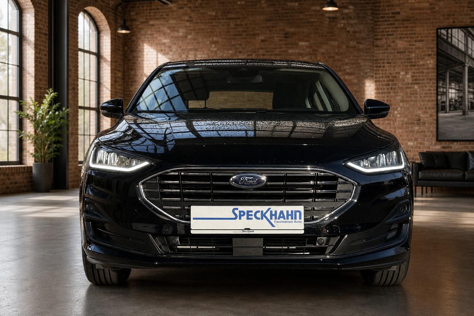 Ford Frontansicht schwarz in moderner Ausstellungshalle