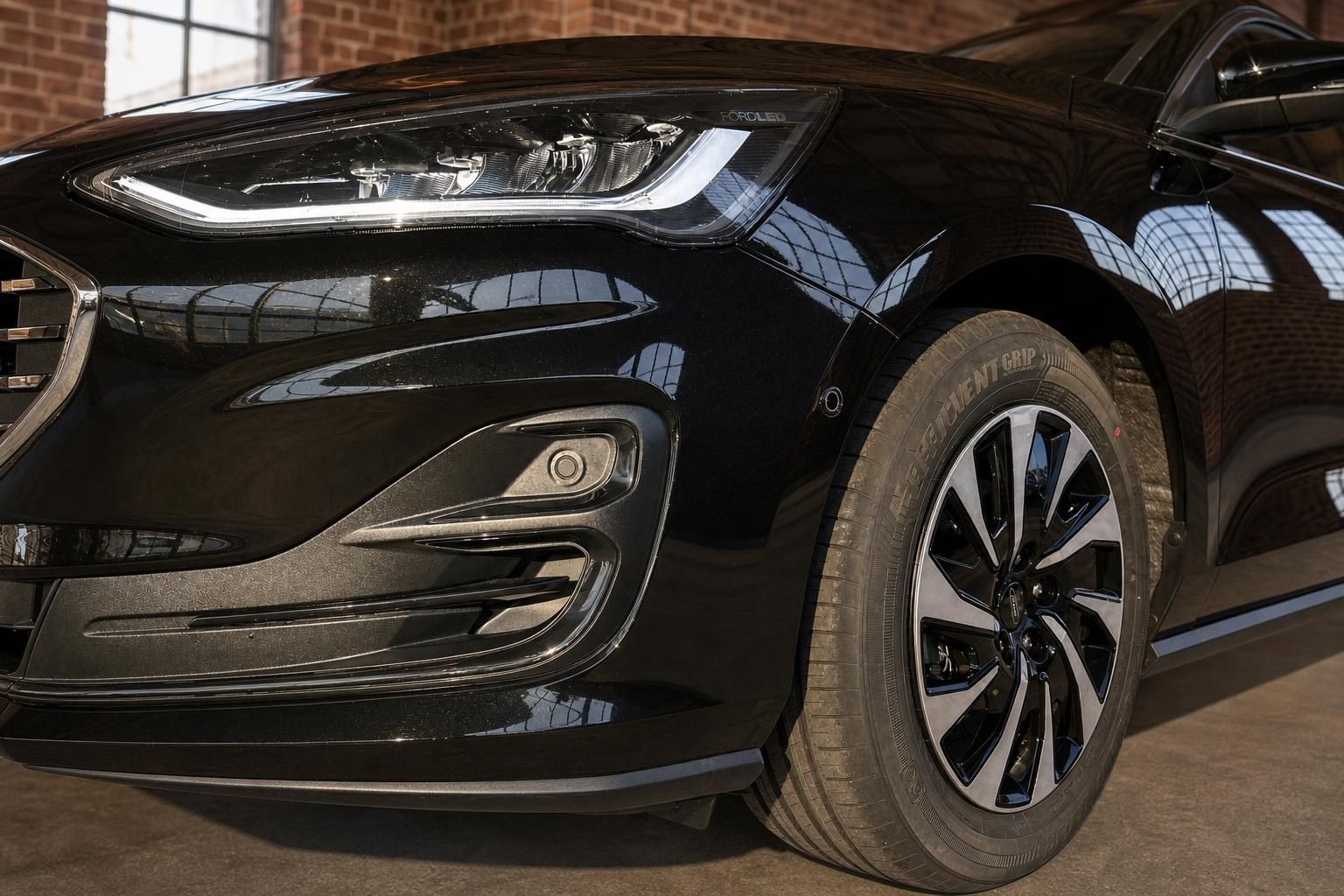 Ford Frontstossstange und Felge im Nahaufnahme-Detail