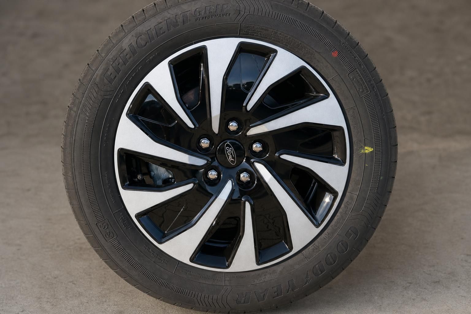 Ford Leichtmetallfelge mit Goodyear Reifen im Detail