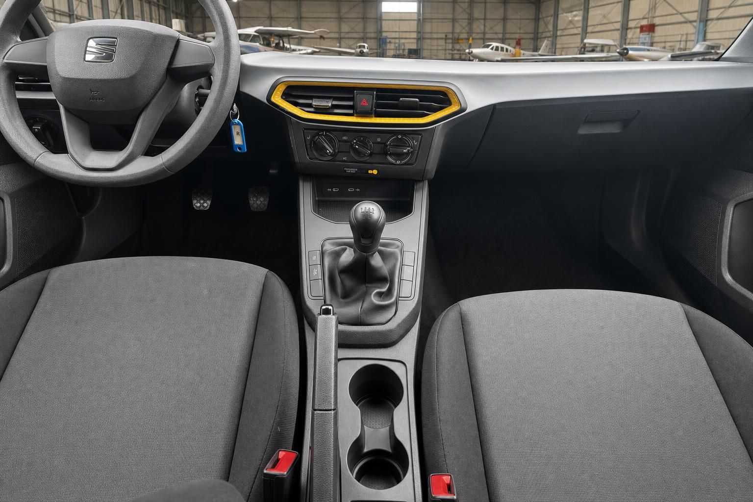 SEAT Mittelkonsole mit Schaltknauf, Becherhaltern und manueller Klimaanlage