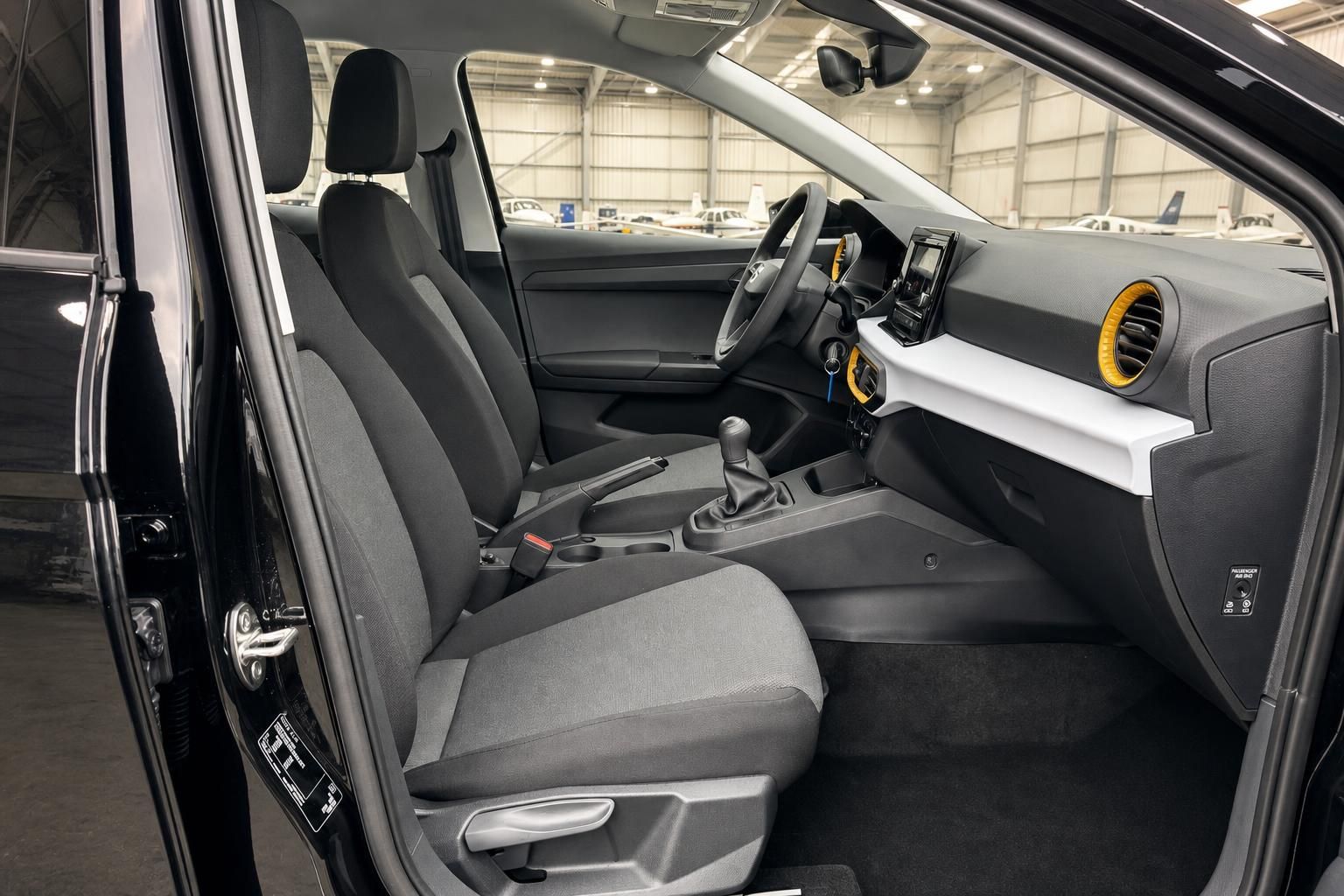 SEAT Innenraum Beifahrerseite mit grauen Stoffsitzen und Schaltgetriebe