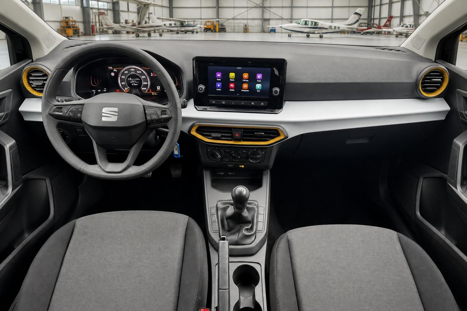 SEAT Armaturenbrett mit Touchscreen, Tacho und orangenen Akzenten im Innenraum