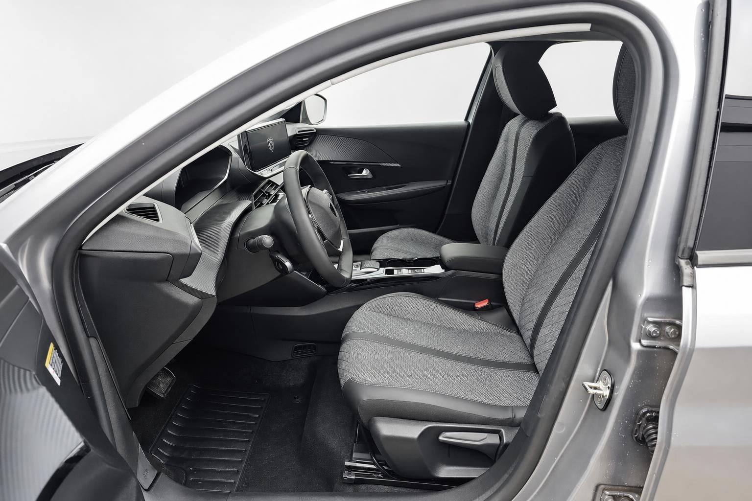 Peugeot 208 Innenraum Vordersitze und Cockpit durch geöffnete Tür