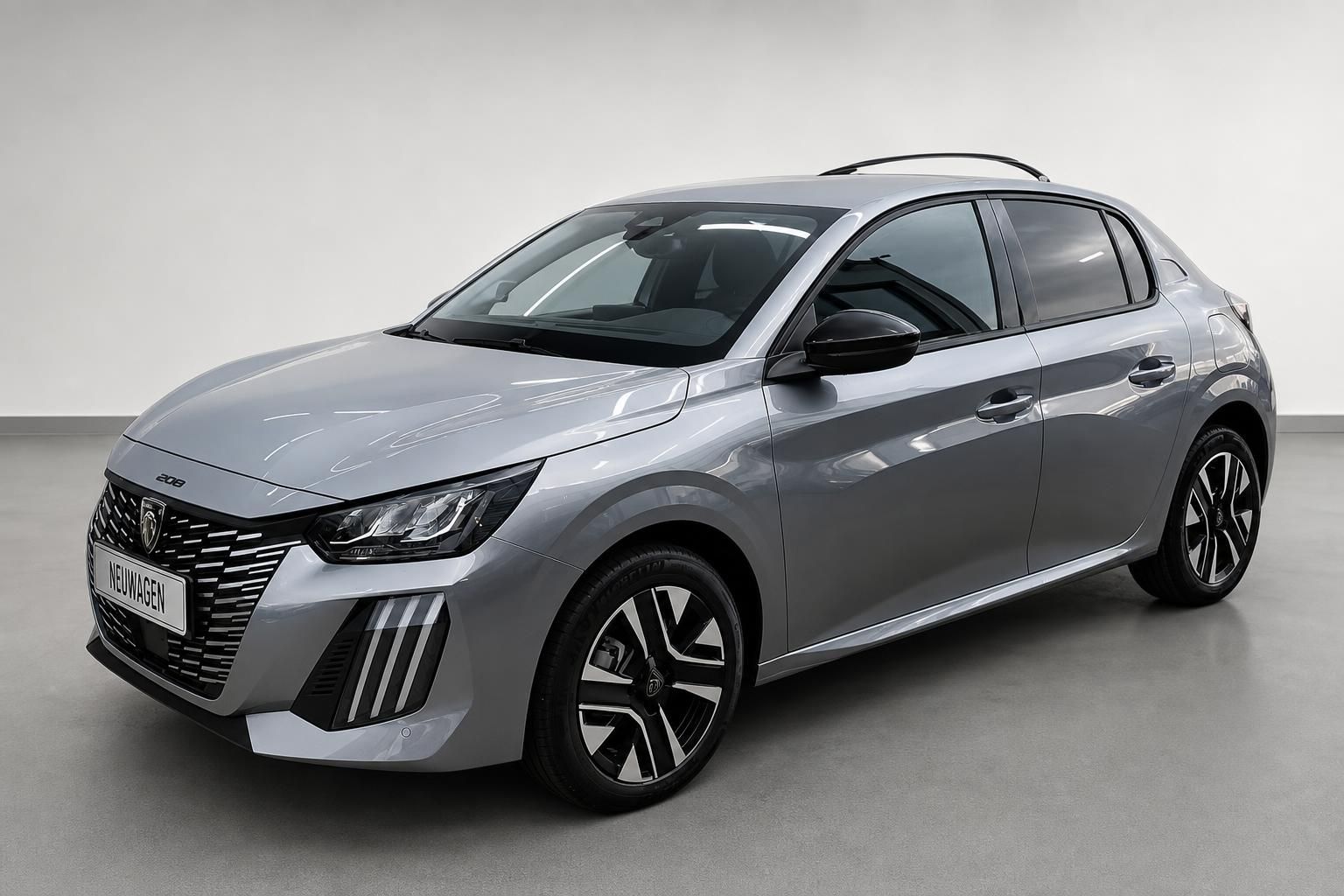 Peugeot 208 Silber – Neuwagen Frontansicht schraeg im Showroom