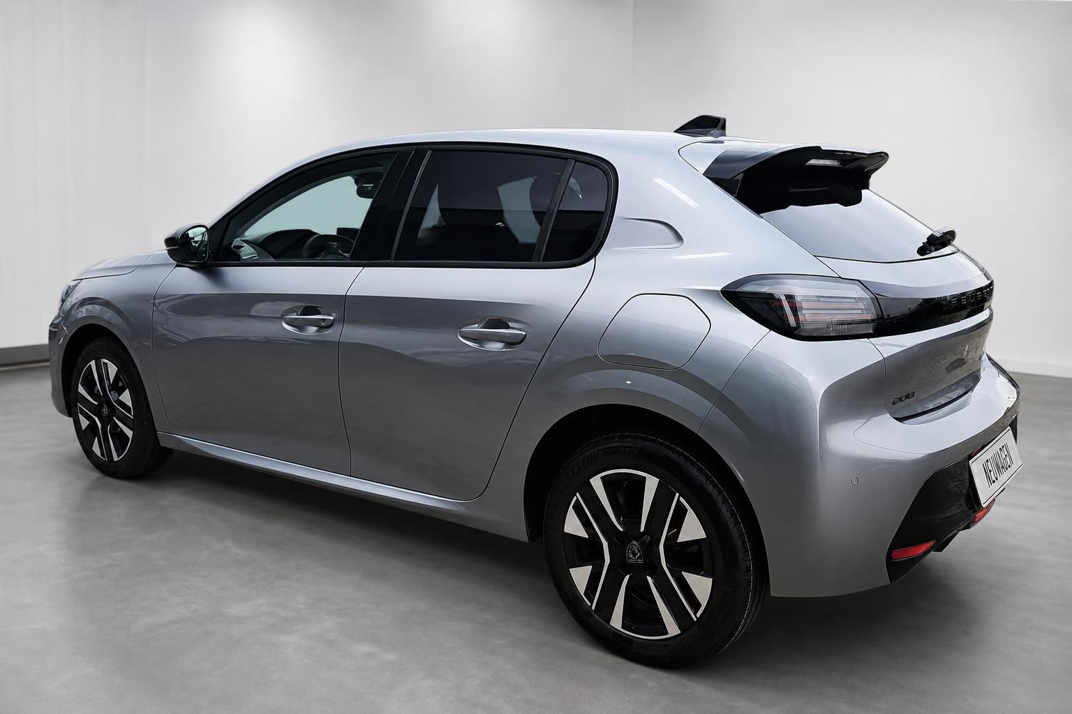 Peugeot 208 Silber – Heckansicht schraeg mit Leichtmetallfelgen