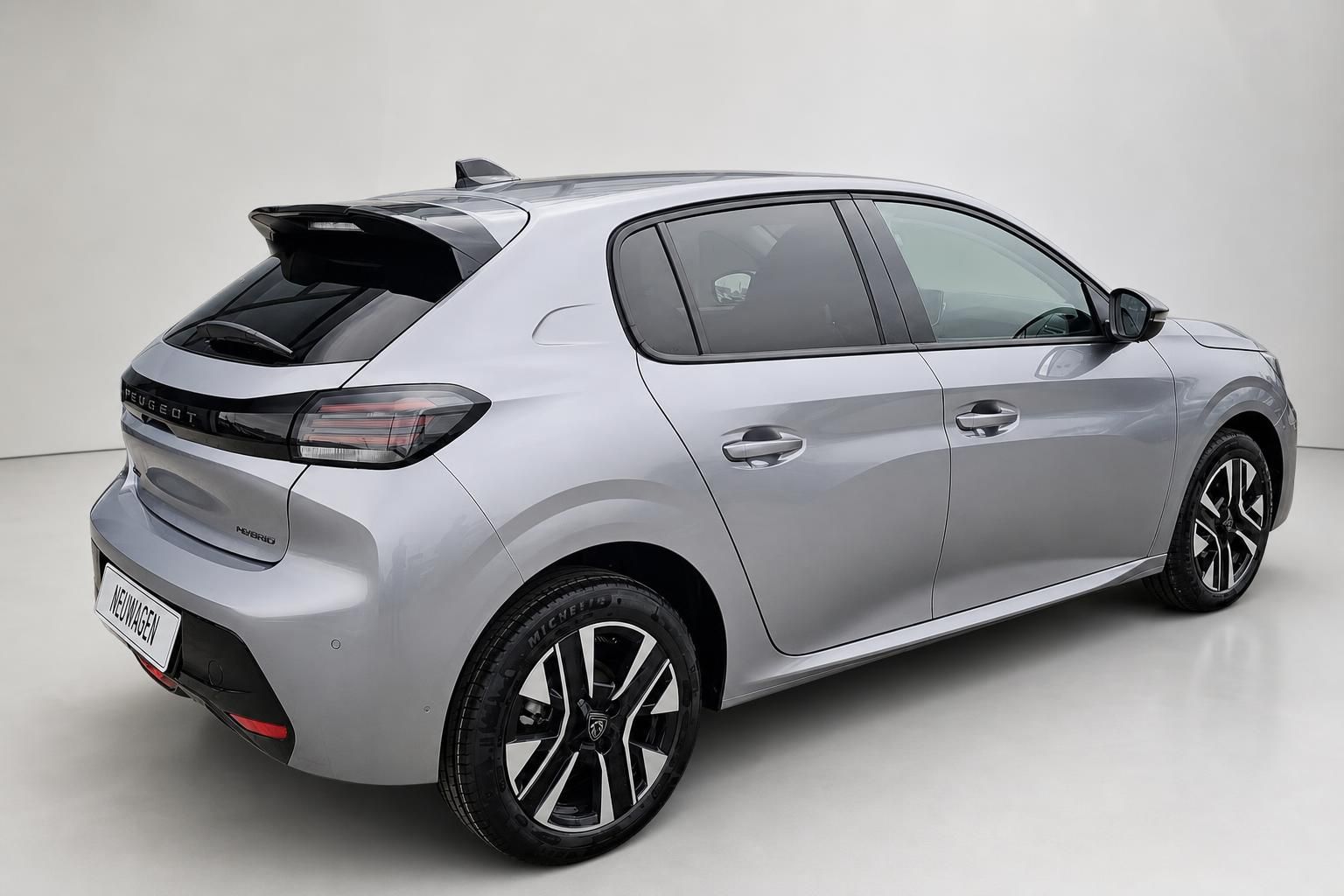 Peugeot 208 Hybrid Heckansicht schraeg, silbernes Fahrzeug