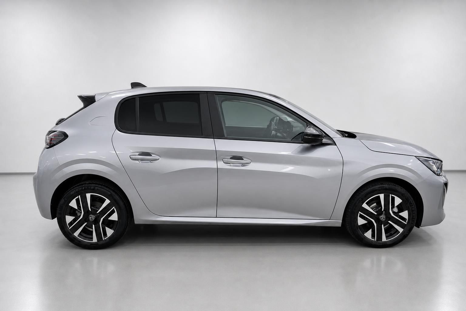 Peugeot 208 Hybrid in Silber, Seitenansicht im Studio