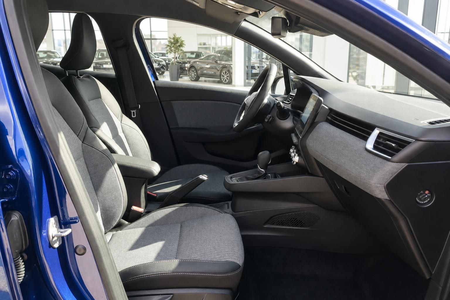 Renault Fahrzeuginnenraum mit Vordersitzen und Dashboard - komplette Innenausstattung in grau