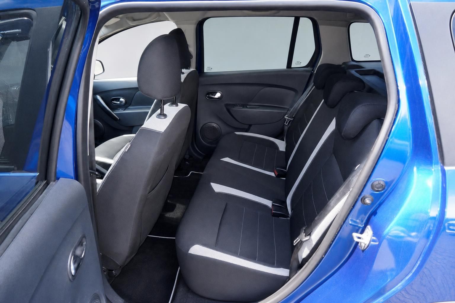 Dacia Logan MCV blau – Rücksitzbank schwarz mit Stoffbezug und Sicherheitsgurten