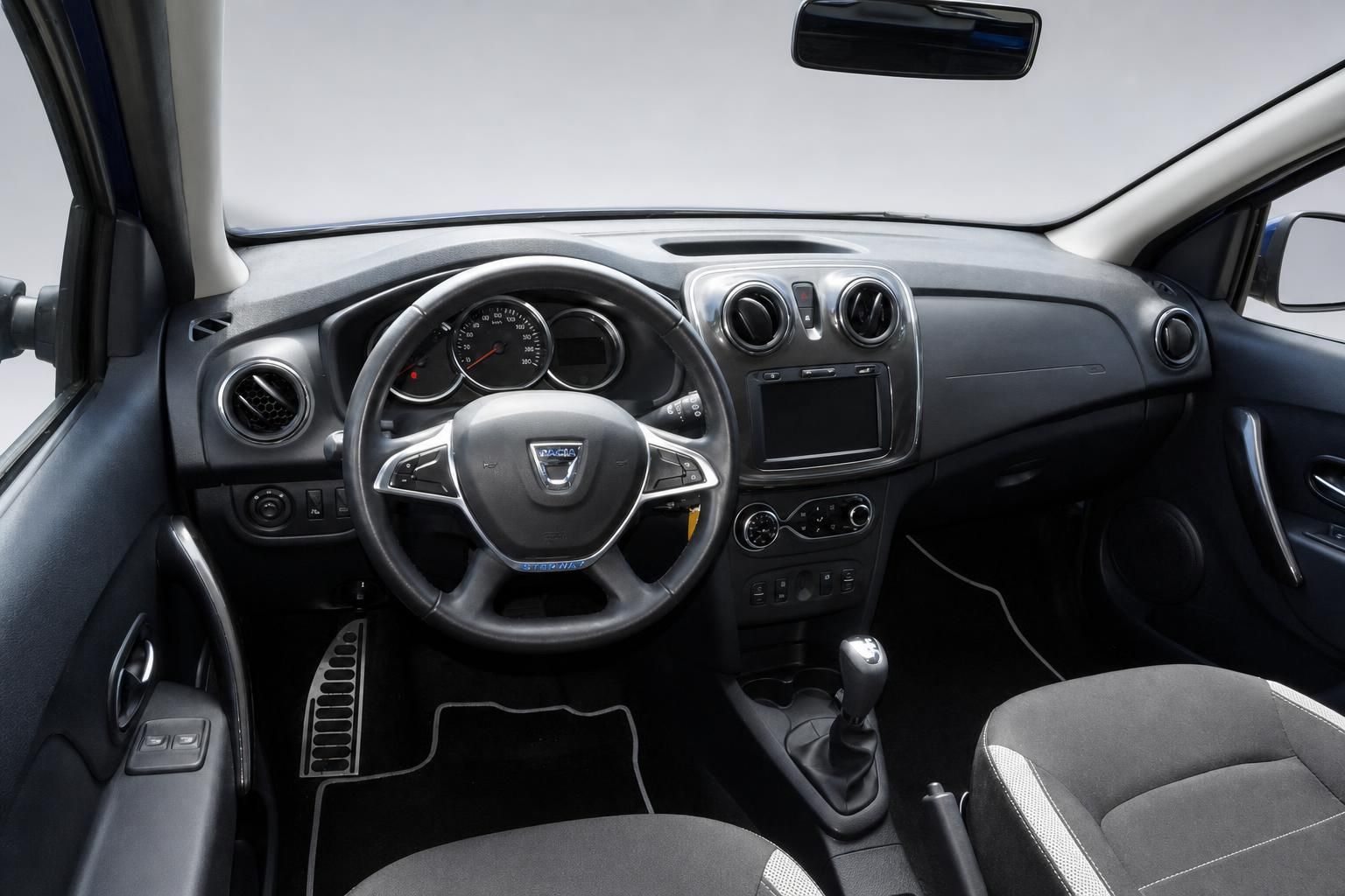Dacia Innenraum mit Lenkrad, Infotainment-System und Schaltgetriebe