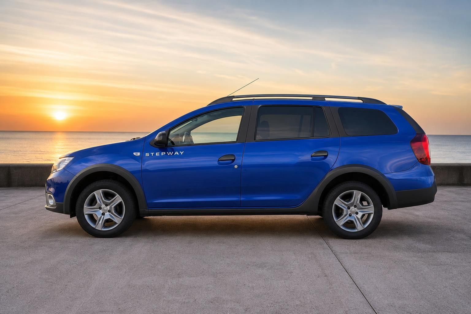 Dacia Logan MCV Stepway blau Seitenansicht links bei Sonnenuntergang am Meer
