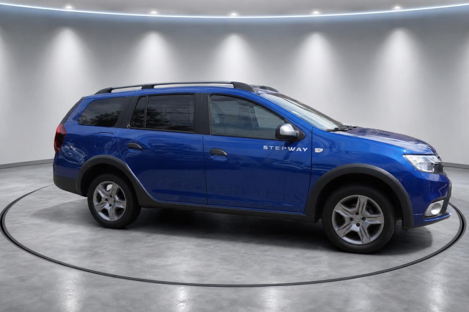 Dacia Logan MCV Stepway blau Seitenansicht links im Fotostudio