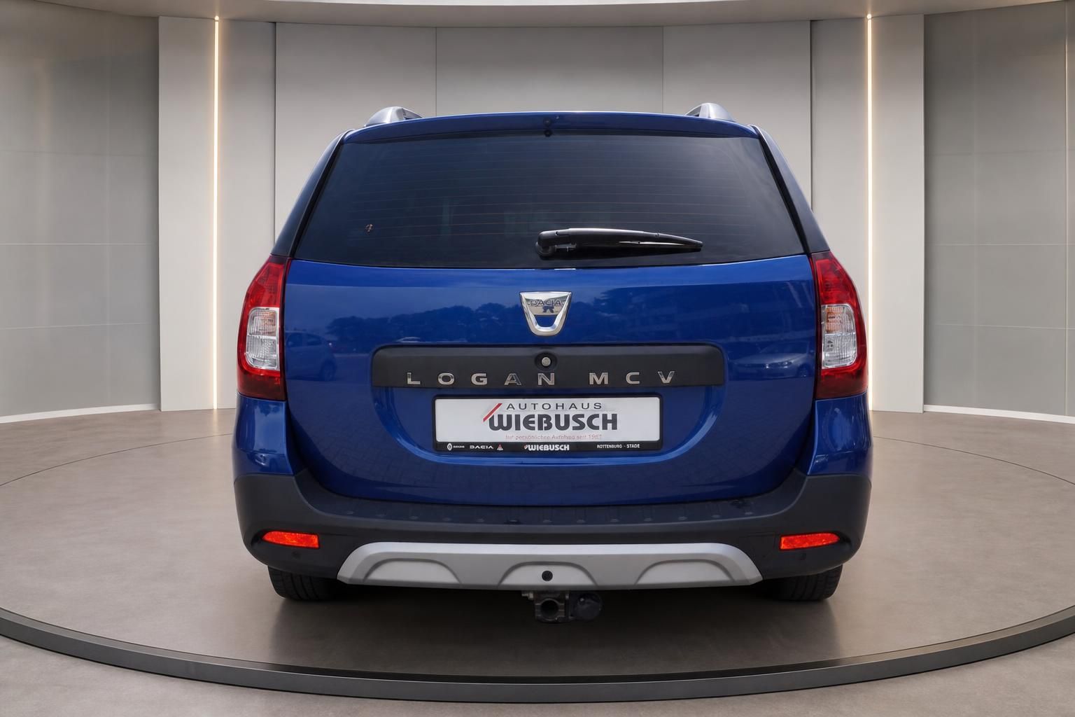 Dacia Logan MCV blau – Heckansicht mit Anhängerkupplung im Autohaus Wiebusch