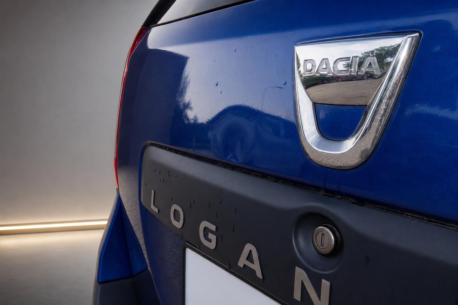 Dacia Logan MCV blau – Detailaufnahme Heckemblem und Modellschriftzug