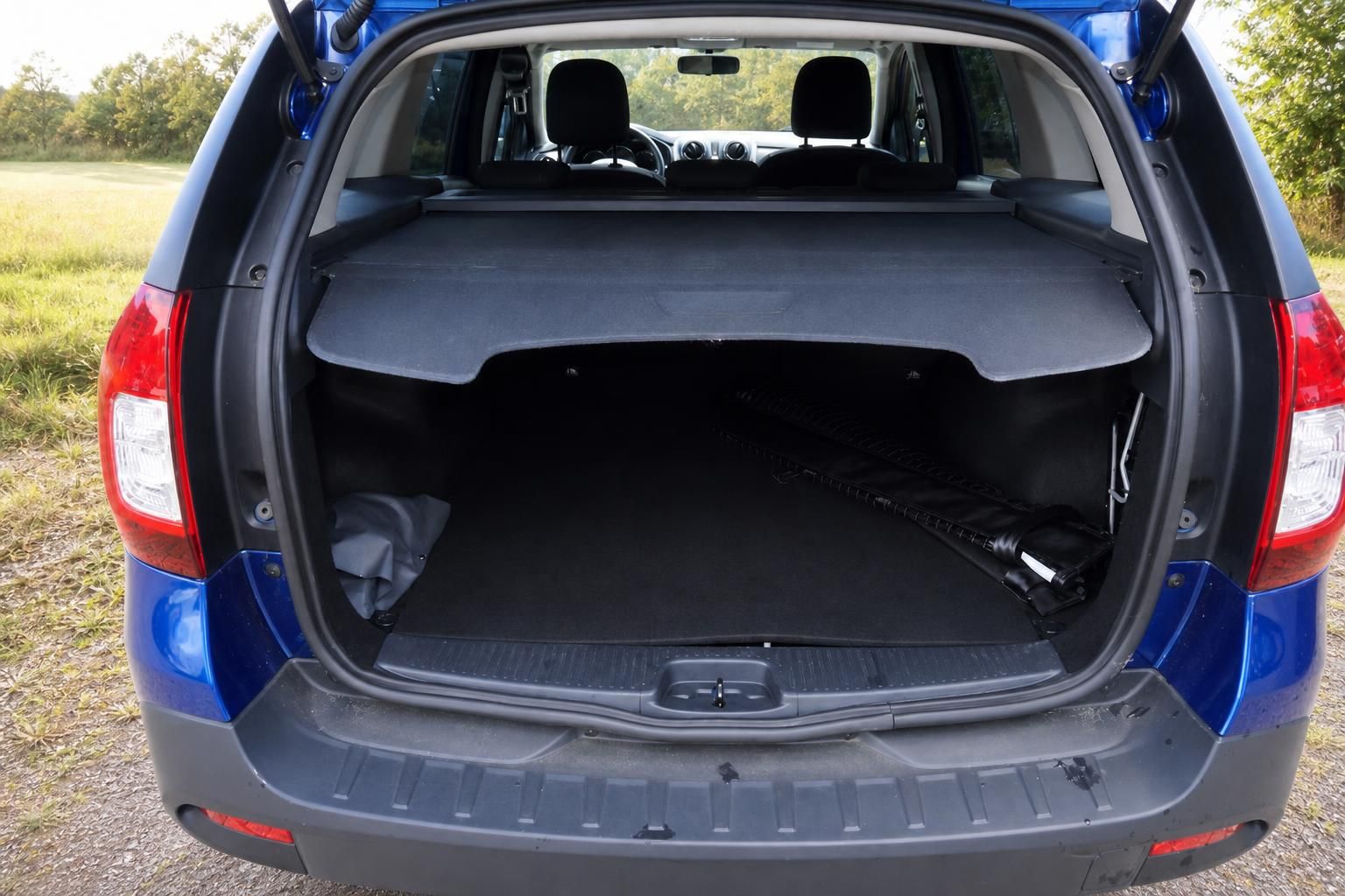 Dacia Logan MCV blau – Kofferraum geöffnet mit Gepäcknetz, Außenaufnahme