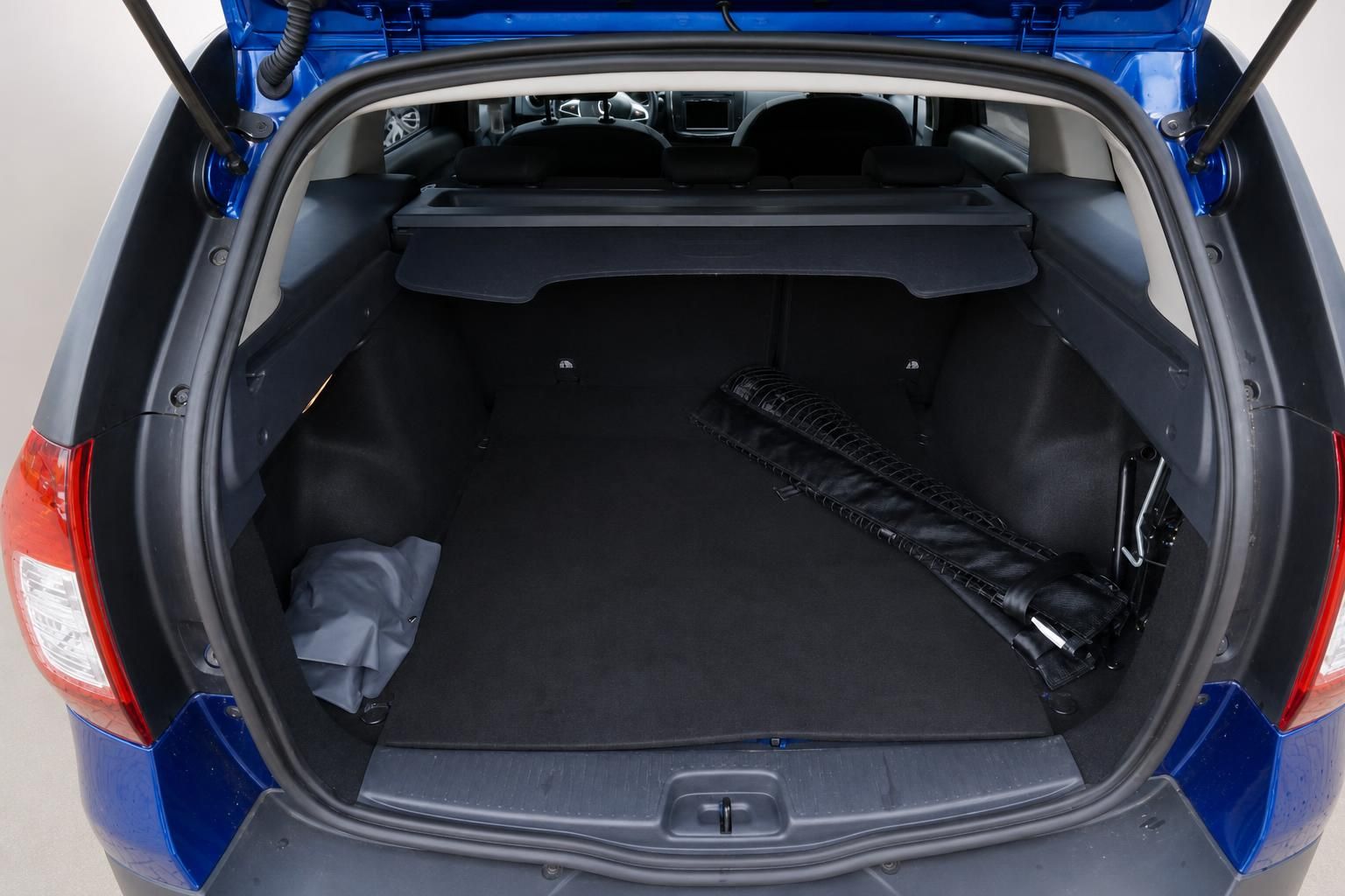 Dacia Logan MCV blau – geöffneter Kofferraum mit Laderaumabdeckung im Innenraum