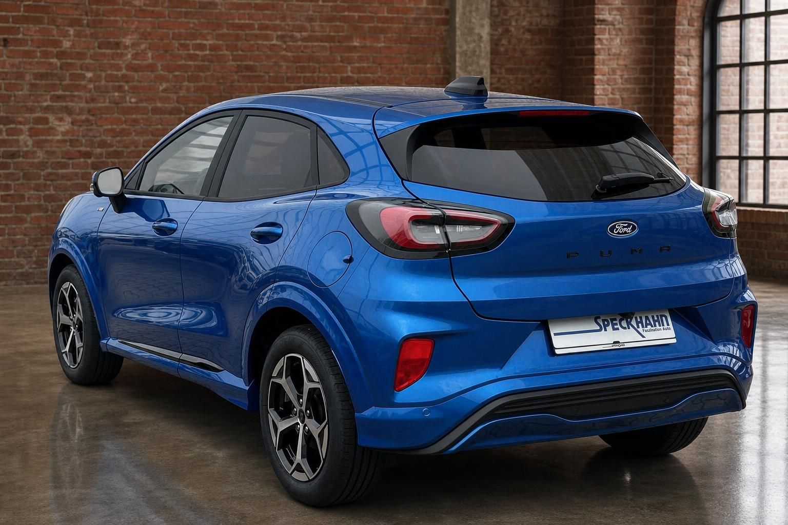 Ford Puma blau Heckansicht schräg vor Backsteinwand