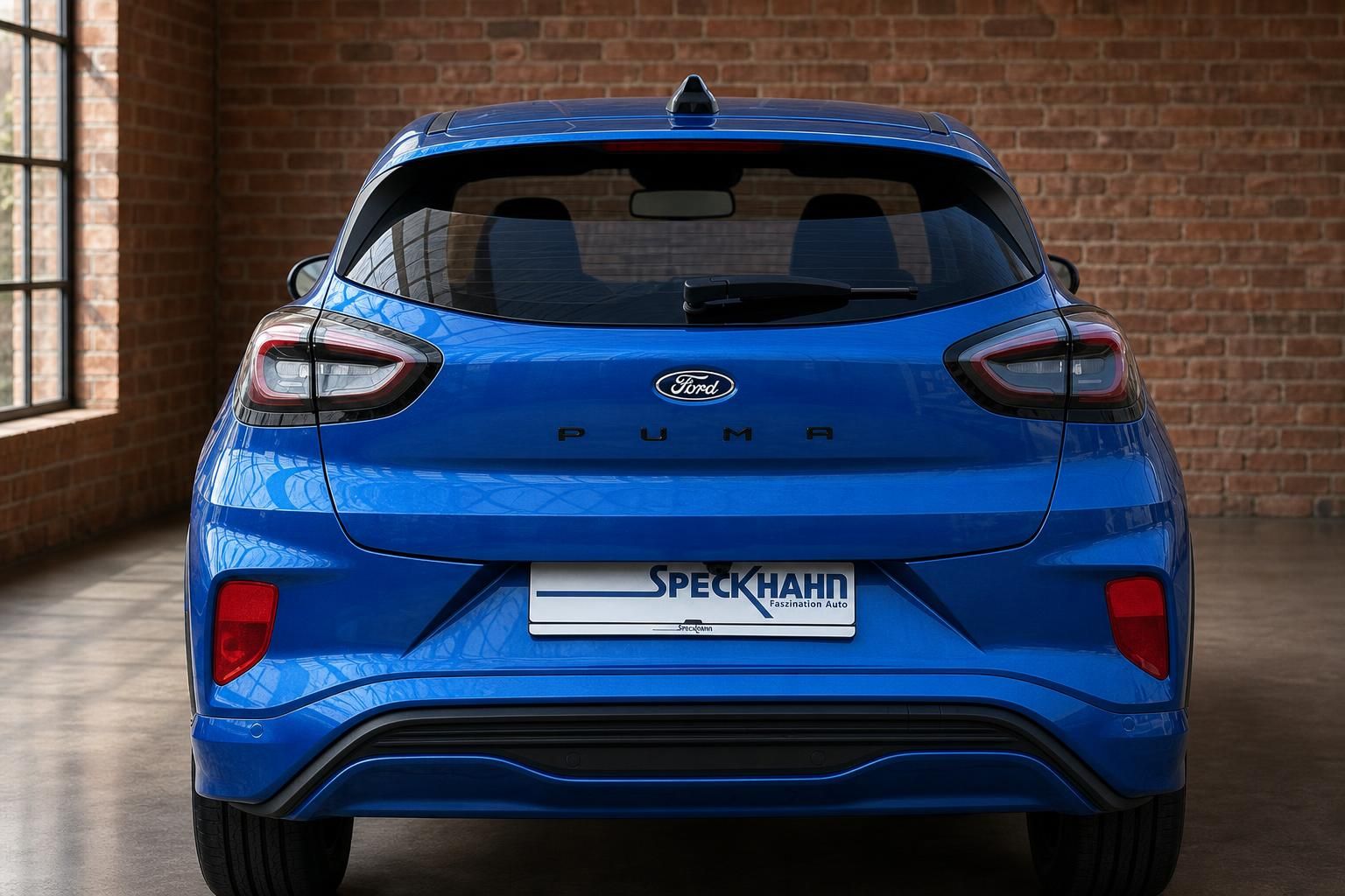 Ford Puma blau direkte Heckansicht mit Rücklichtern