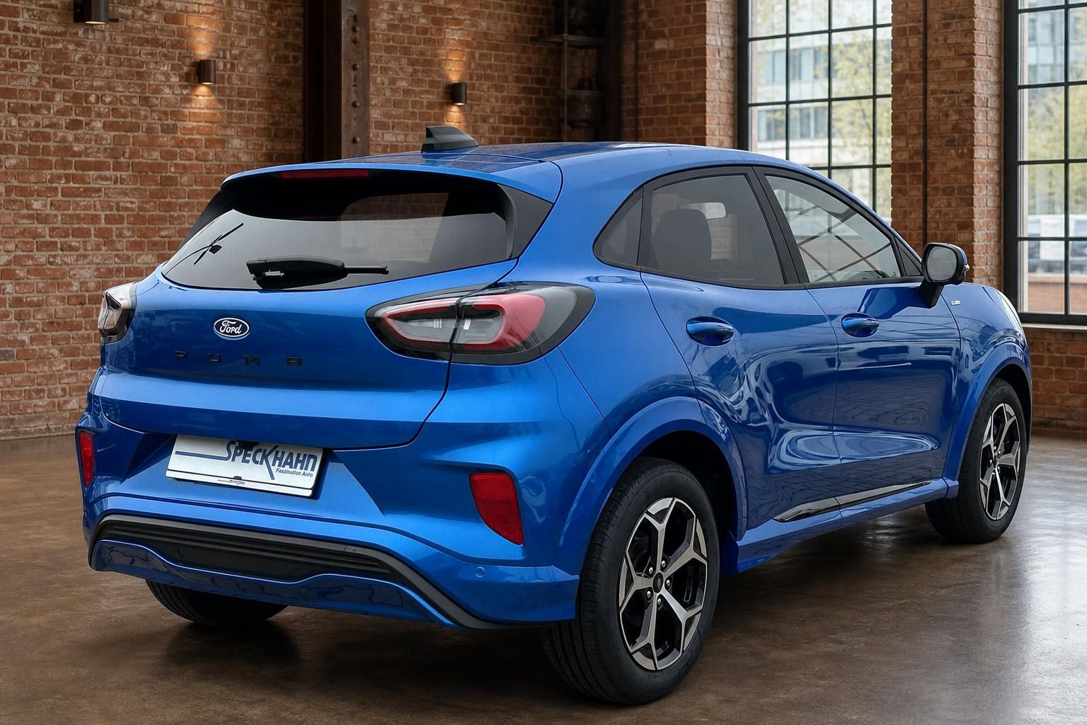 Ford Puma blau Heckansicht seitlich in Fabrikhalle